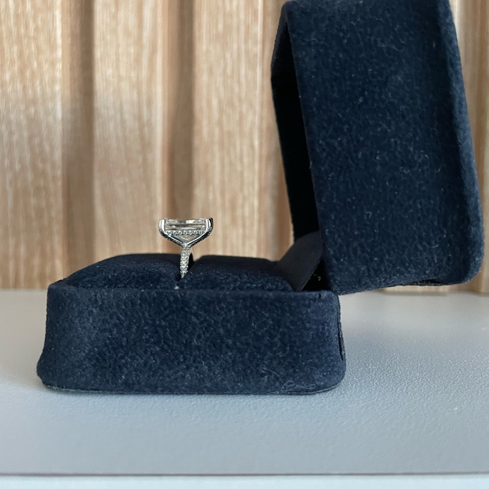 Elegant radiant cut 3 carat lab grown diamond set in 18K white gold pave ring - Picture 4 of 16